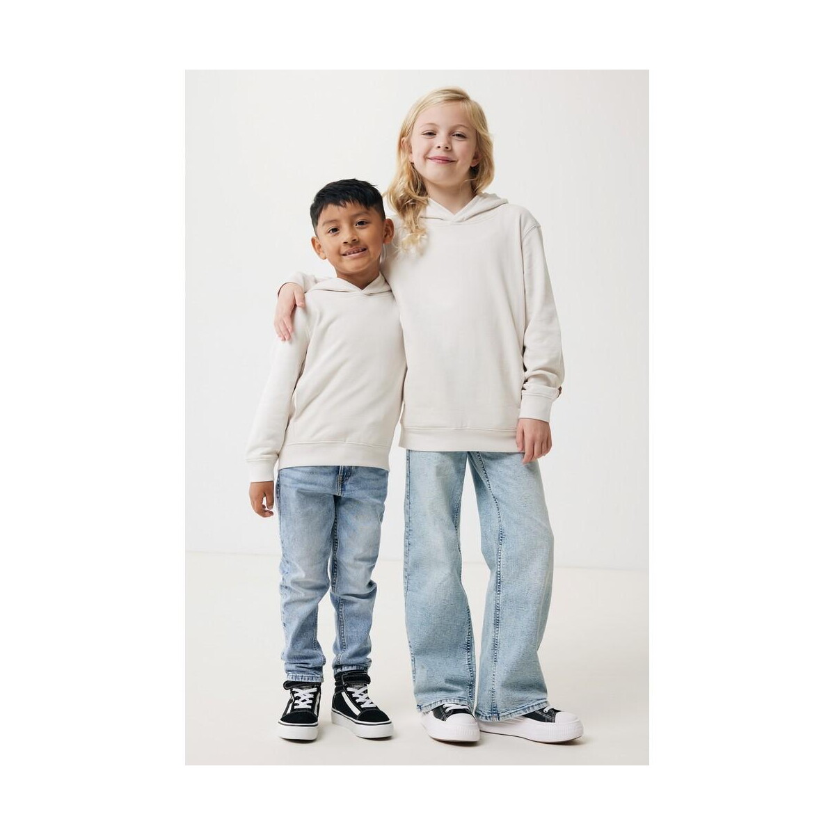 Bluzy z logo – dziecięca bluza z kapturem i kieszeniami iqoniq yengo z bawełny z recyklingu T6404.040.1112__F_250 Dziecięca bluza z kapturem i kieszeniami Iqoniq Yengo z bawełny z recyklingu T6404.040.1112__F_250