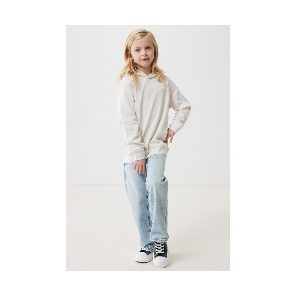 Bluzy z logo – dziecięca bluza z kapturem i kieszeniami iqoniq yengo z bawełny z recyklingu T6404.040.1112__F_251 Dziecięca bluza z kapturem i kieszeniami Iqoniq Yengo z bawełny z recyklingu T6404.040.1112__F_251