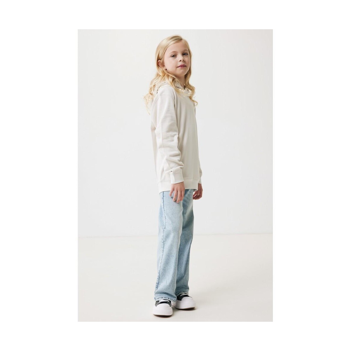 Bluzy z logo – dziecięca bluza z kapturem i kieszeniami iqoniq yengo z bawełny z recyklingu T6404.040.1112__F_252 Dziecięca bluza z kapturem i kieszeniami Iqoniq Yengo z bawełny z recyklingu T6404.040.1112__F_252