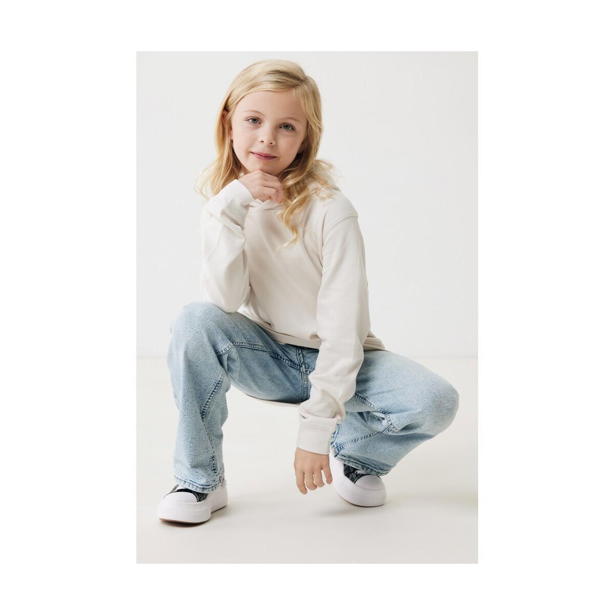 Bluzy z logo – dziecięca bluza z kapturem i kieszeniami iqoniq yengo z bawełny z recyklingu T6404.040.1112__F_253 Dziecięca bluza z kapturem i kieszeniami Iqoniq Yengo z bawełny z recyklingu T6404.040.1112__F_253