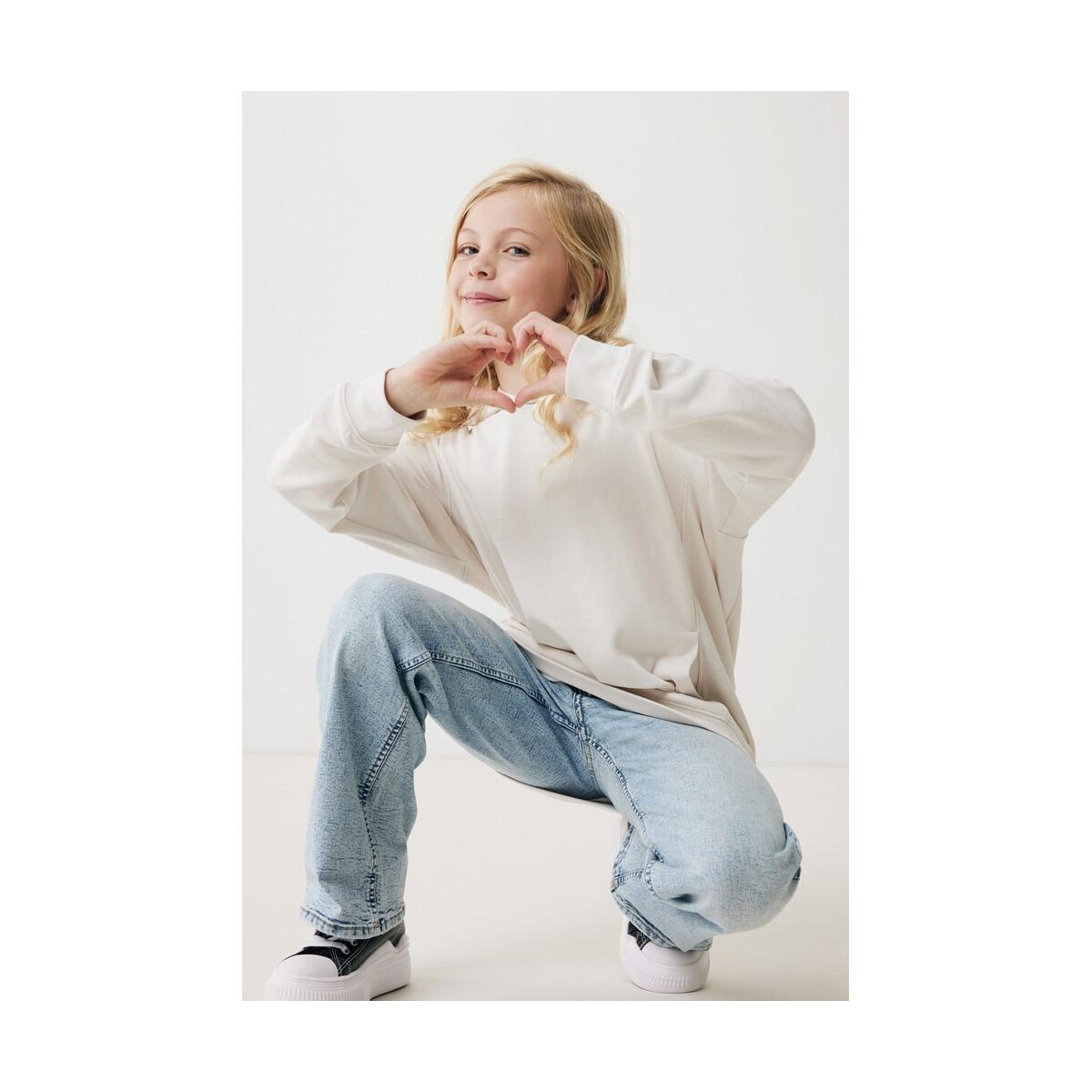 Bluzy z logo – dziecięca bluza z kapturem i kieszeniami iqoniq yengo z bawełny z recyklingu T6404.040.1112__F_254 Dziecięca bluza z kapturem i kieszeniami Iqoniq Yengo z bawełny z recyklingu T6404.040.1112__F_254