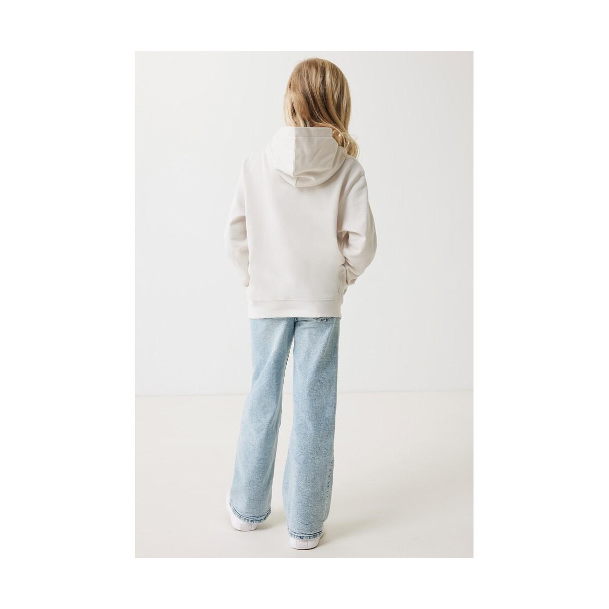Bluzy z logo – dziecięca bluza z kapturem i kieszeniami iqoniq yengo z bawełny z recyklingu T6404.040.1112__F_255 Dziecięca bluza z kapturem i kieszeniami Iqoniq Yengo z bawełny z recyklingu T6404.040.1112__F_255