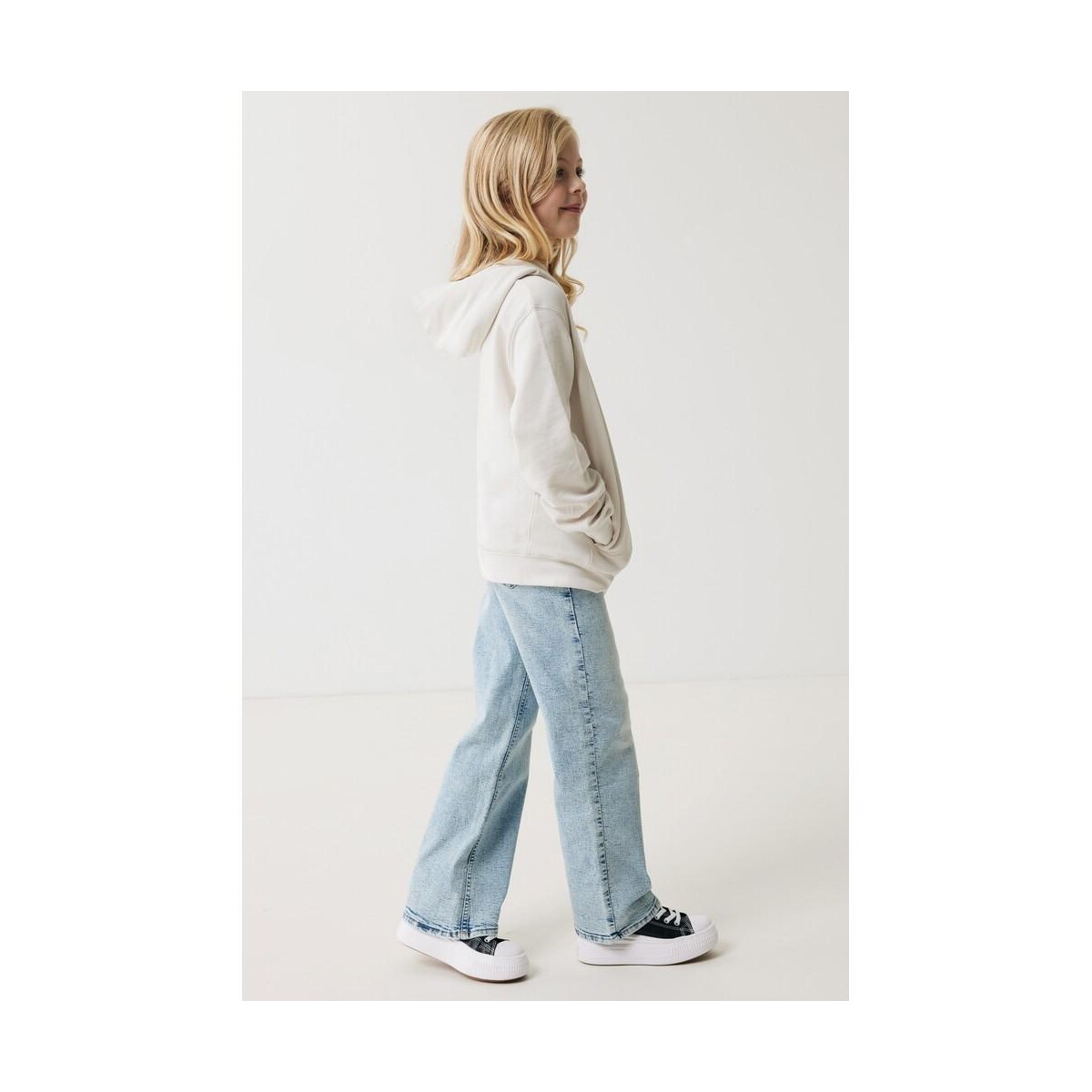 Bluzy z logo – dziecięca bluza z kapturem i kieszeniami iqoniq yengo z bawełny z recyklingu T6404.040.1112__F_256 Dziecięca bluza z kapturem i kieszeniami Iqoniq Yengo z bawełny z recyklingu T6404.040.1112__F_256