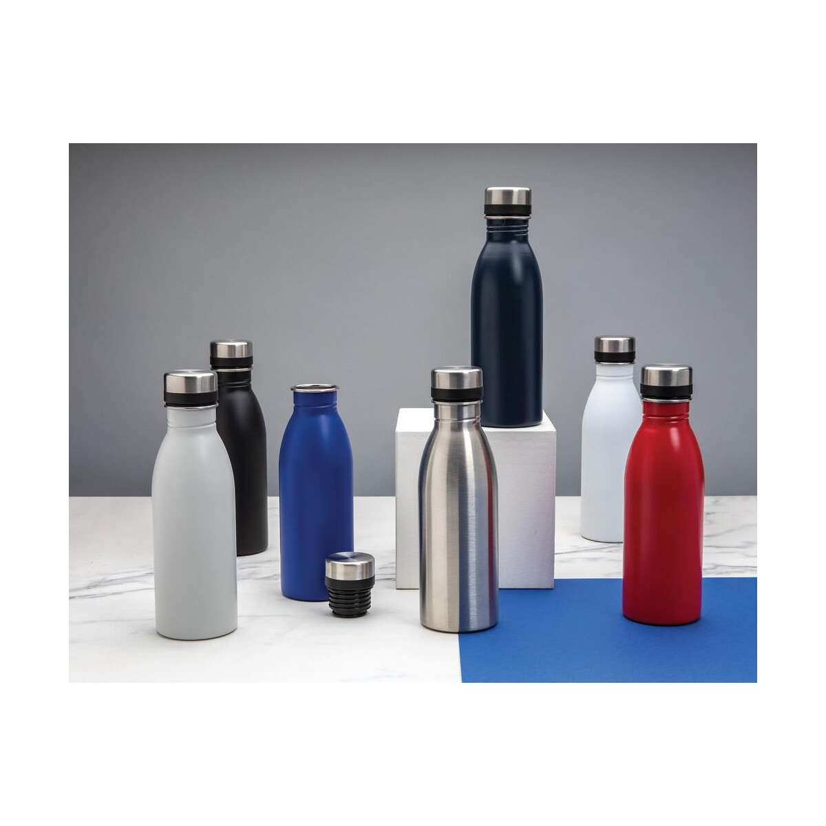 Butelki z logo – butelka sportowa 500 ml ze stali nierdzewnej z recyklingu P435.713__M_400 Butelka sportowa 500 ml ze stali nierdzewnej z recyklingu P435.713__M_400