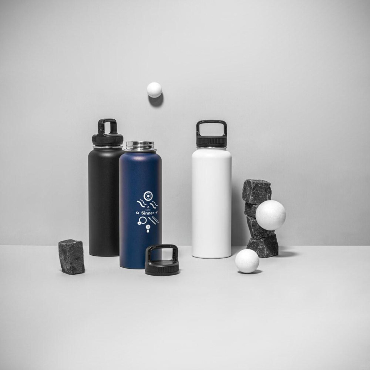 Butelki z logo – sinner. butelka ze stali nierdzewnej pochodzącej w 90% z recyklingu o dużej pojemności do 1200 ml 94283_amb SINNER. Butelka ze stali nierdzewnej pochodzącej w 90% z recyklingu o dużej pojemności do 1200 ml 94283_amb