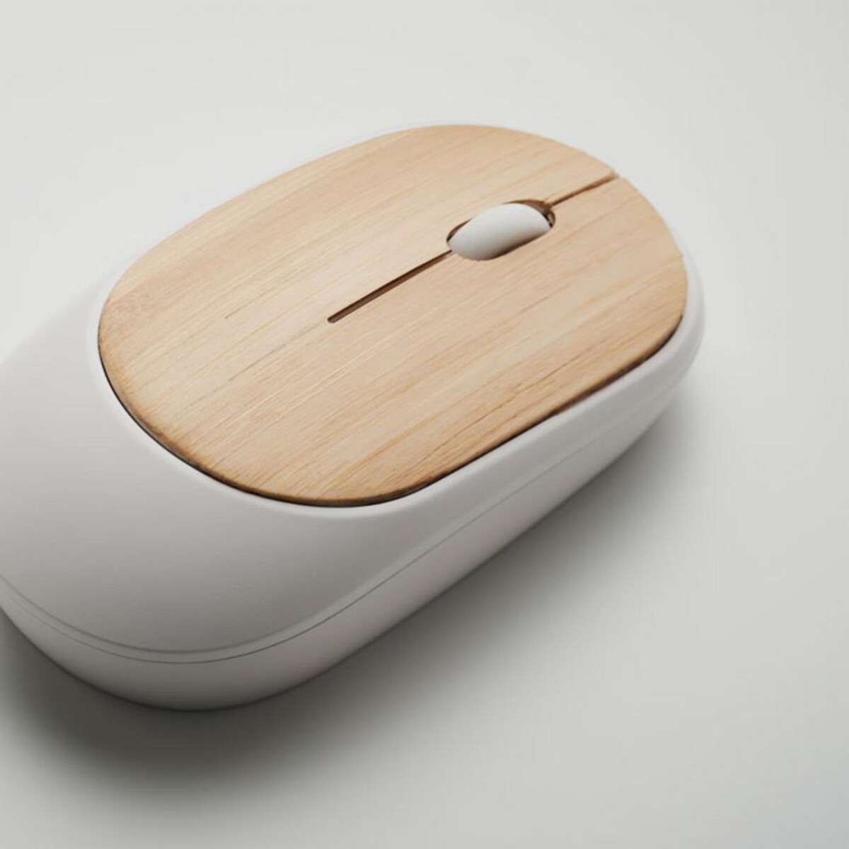 Gadżety do komputera z logo – bezprzewodowa mysz z bambusa curvy bam mo2085-06-detail Bezprzewodowa mysz z bambusa CURVY BAM mo2085-06-detail