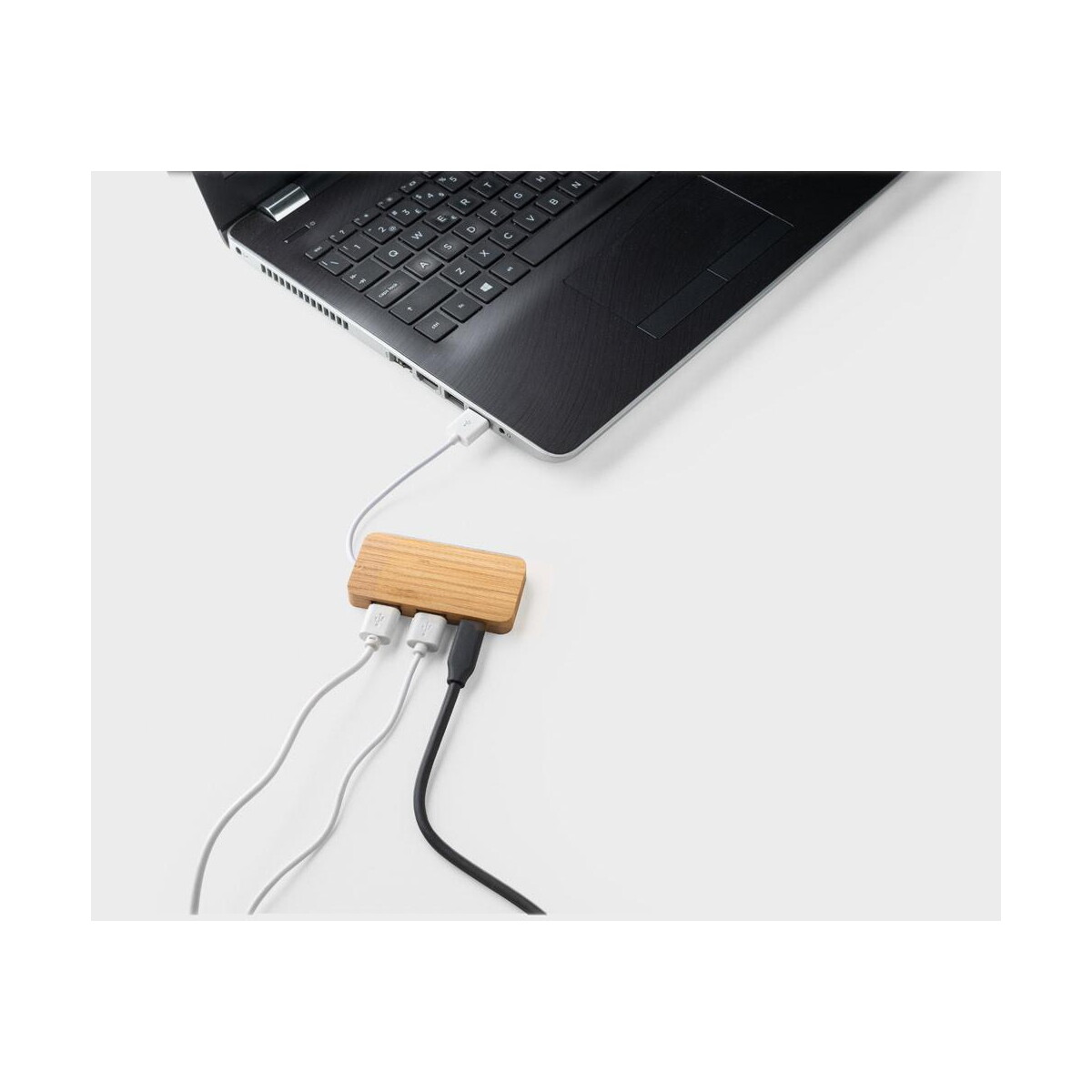 Huby usb z logo – moser. hub z 2 portami usb-a i 1 portem usb-c z bambusa 97127_160-d MOSER. HUB z 2 portami USB-A i 1 portem USB-C z bambusa 97127_160-d
