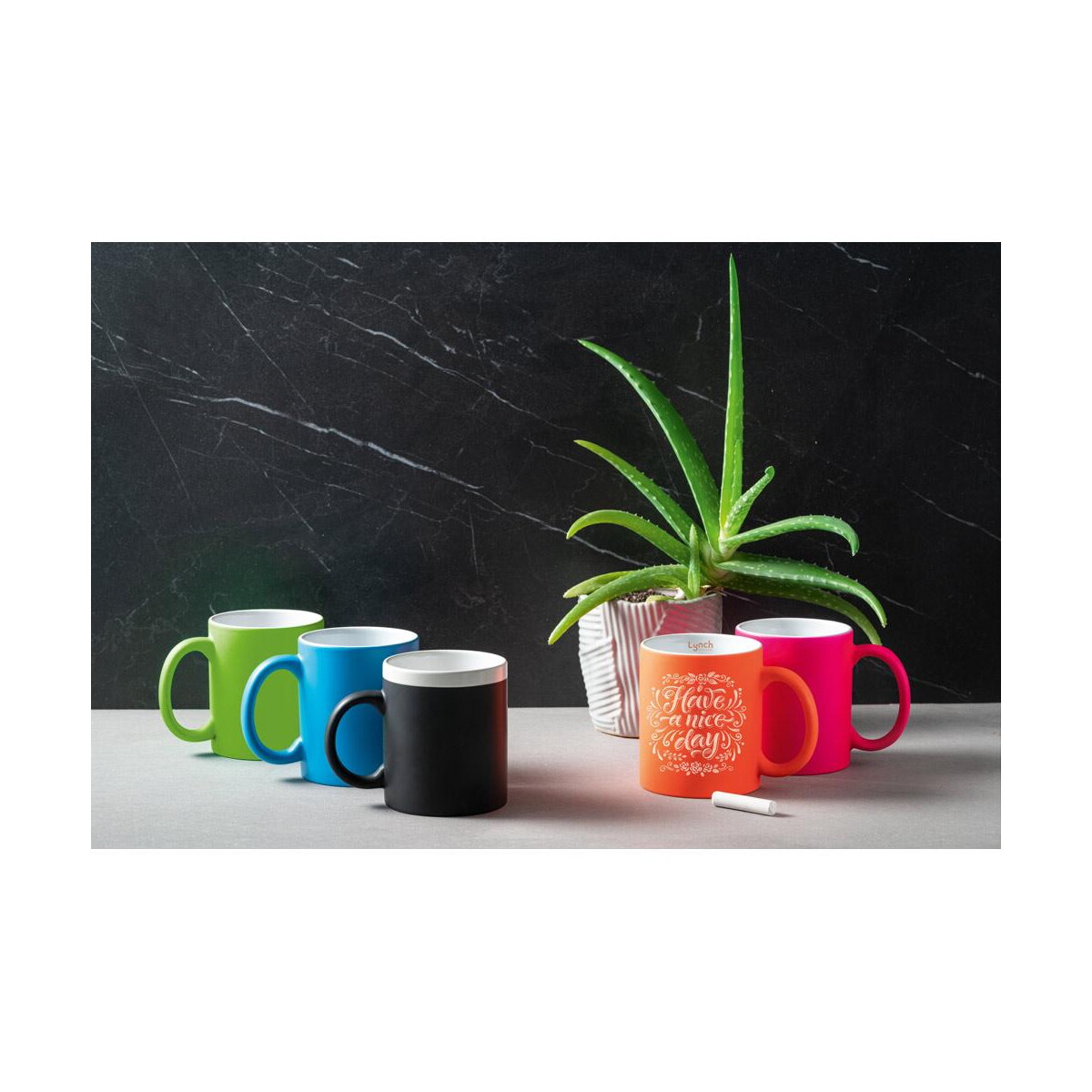 Kubki z logo – lynch. kubek ceramiczny 350 ml z neonowym wykończeniem 93886_amb LYNCH. Kubek ceramiczny 350 ml z neonowym wykończeniem 93886_amb