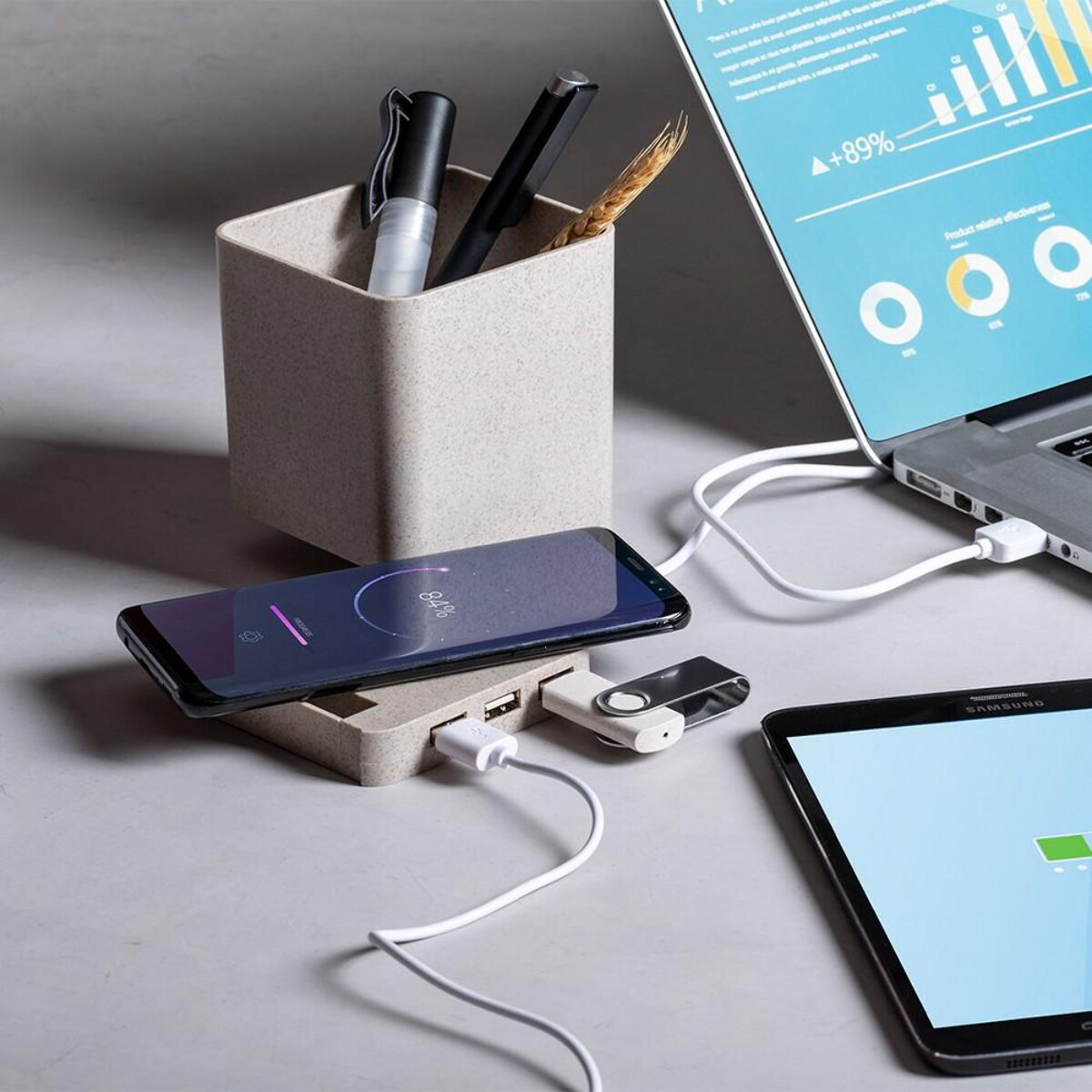 Ładowarki z logo – ładowarka bezprzewodowa 5w ze słomy pszenicznej, hub usb 2.0, pojemnik na przybory do pisania, stojak na telefon V0116_A Ładowarka bezprzewodowa 5W ze słomy pszenicznej, hub USB 2.0, pojemnik na przybory do pisania, stojak na telefon V0116_A