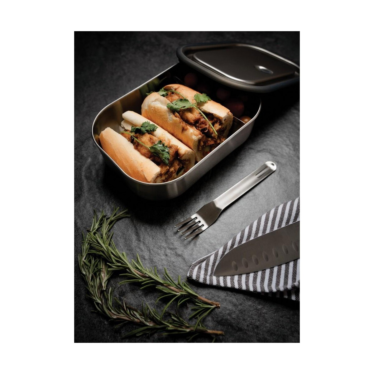 Lunchboxy z logo – duże pudełko śniadaniowe ze stali nierdzewnej 3 w 1 black+blum P439.0008__M_408 Duże pudełko śniadaniowe ze stali nierdzewnej 3 w 1 Black+Blum P439.0008__M_408
