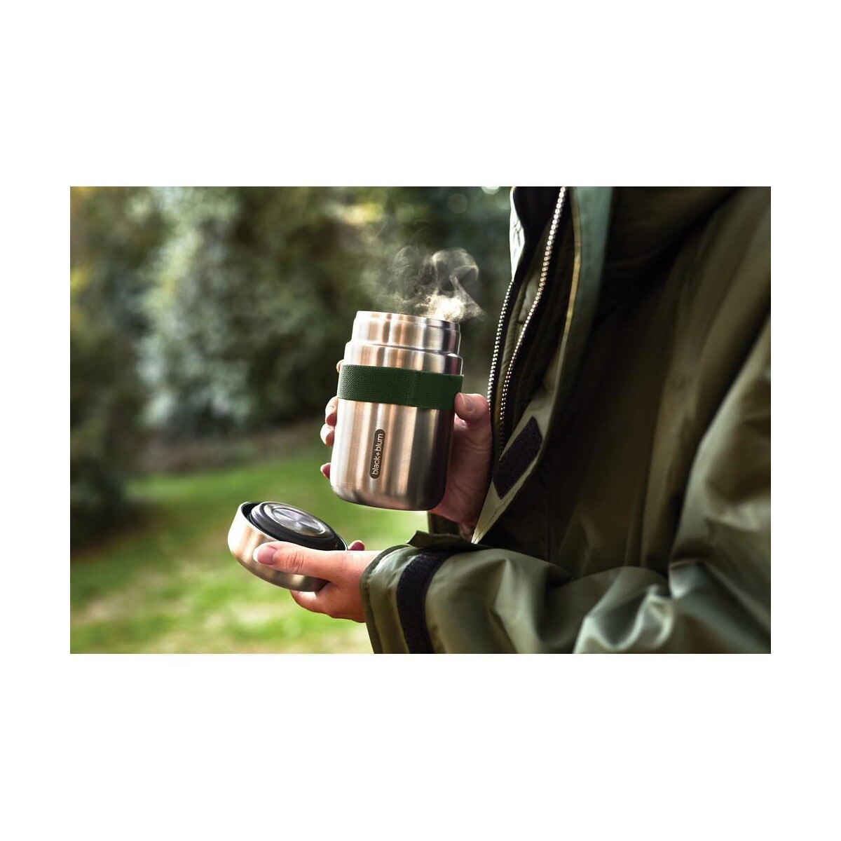 Lunchboxy z logo – próżniowy pojemnik na żywność 400 ml z łyżką black+blum P439.0527__M_400 Próżniowy pojemnik na żywność 400 ml z łyżką Black+Blum P439.0527__M_400