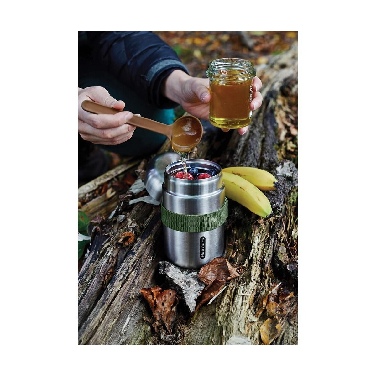 Lunchboxy z logo – próżniowy pojemnik na żywność 400 ml z łyżką black+blum P439.0527__M_403 Próżniowy pojemnik na żywność 400 ml z łyżką Black+Blum P439.0527__M_403