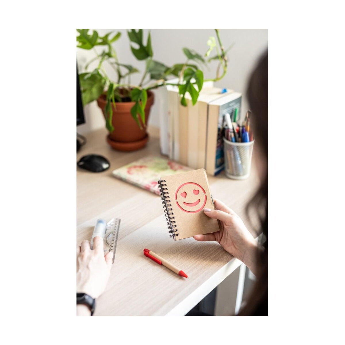 Notatniki z logo – notatnik ok. b7 „uśmiechnięta buzia” z długopisem | dylan V7247_A Notatnik ok. B7