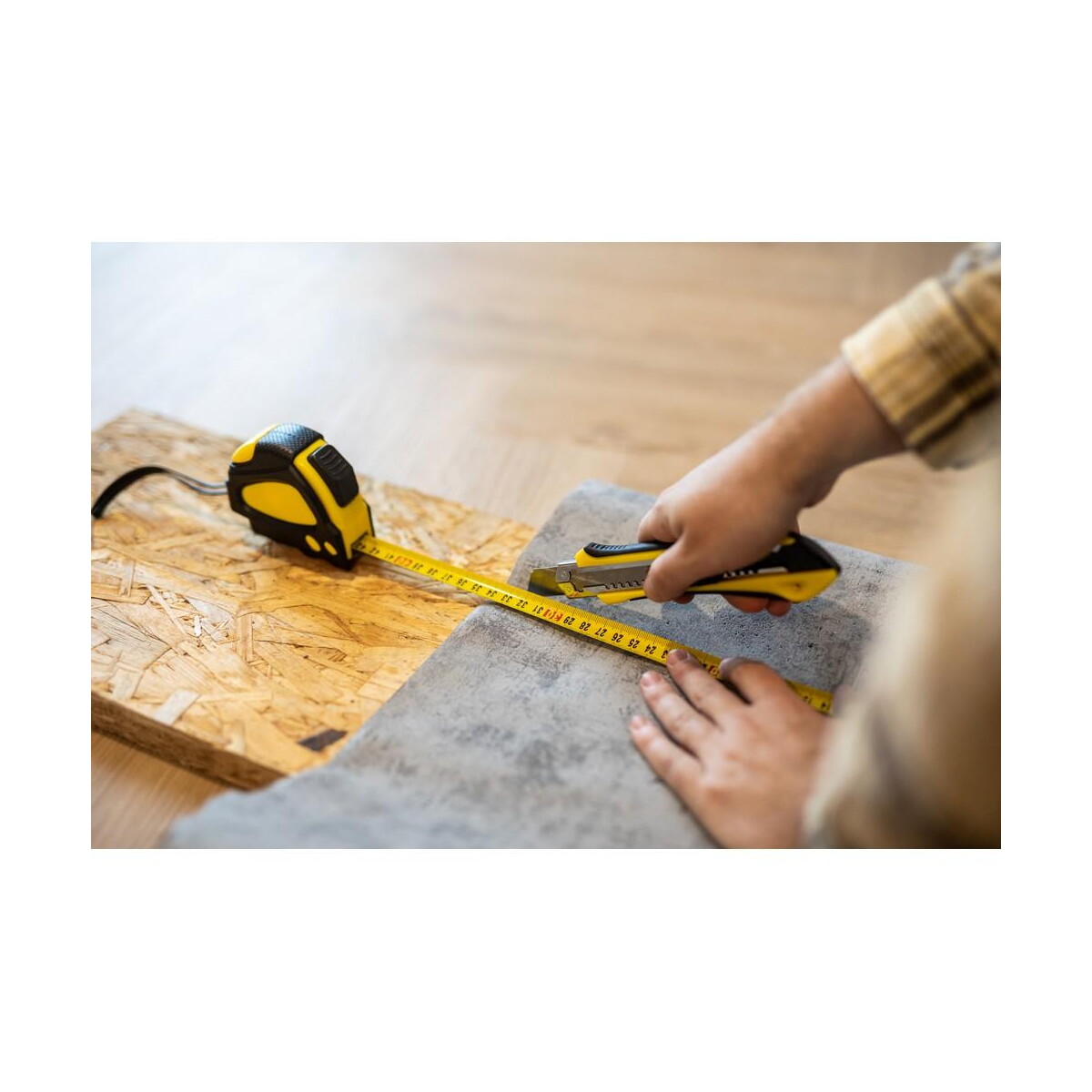 Noże do tapet z logo – nóż do tapet z mechanizmem zabezpieczającym, zapasowe ostrza w komplecie | sutton V7237_A Nóż do tapet z mechanizmem zabezpieczającym, zapasowe ostrza w komplecie | Sutton V7237_A
