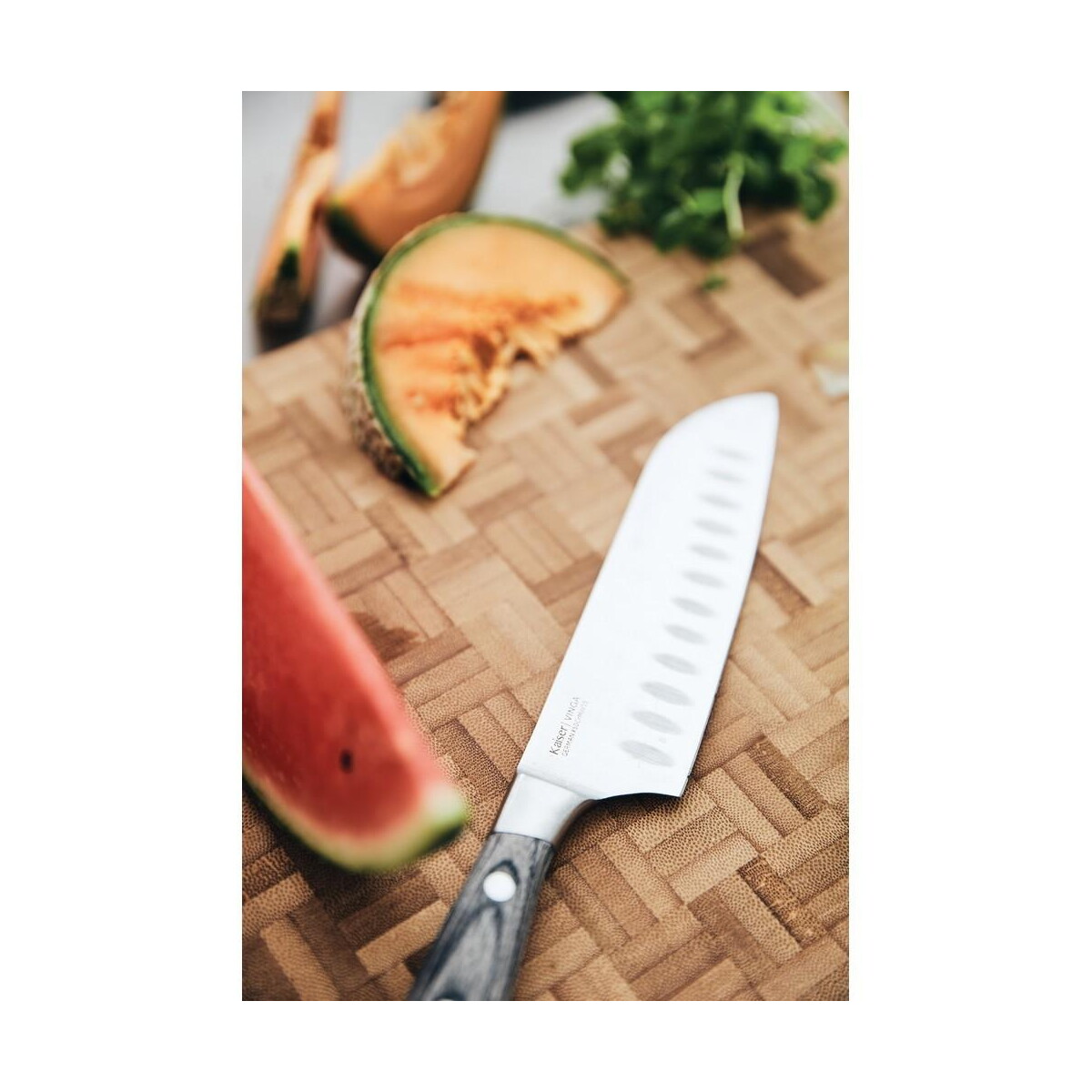 Noże z logo – nóż santoku vinga kaiser VG008-32_1653__M_401 Nóż santoku VINGA Kaiser VG008-32_1653__M_401