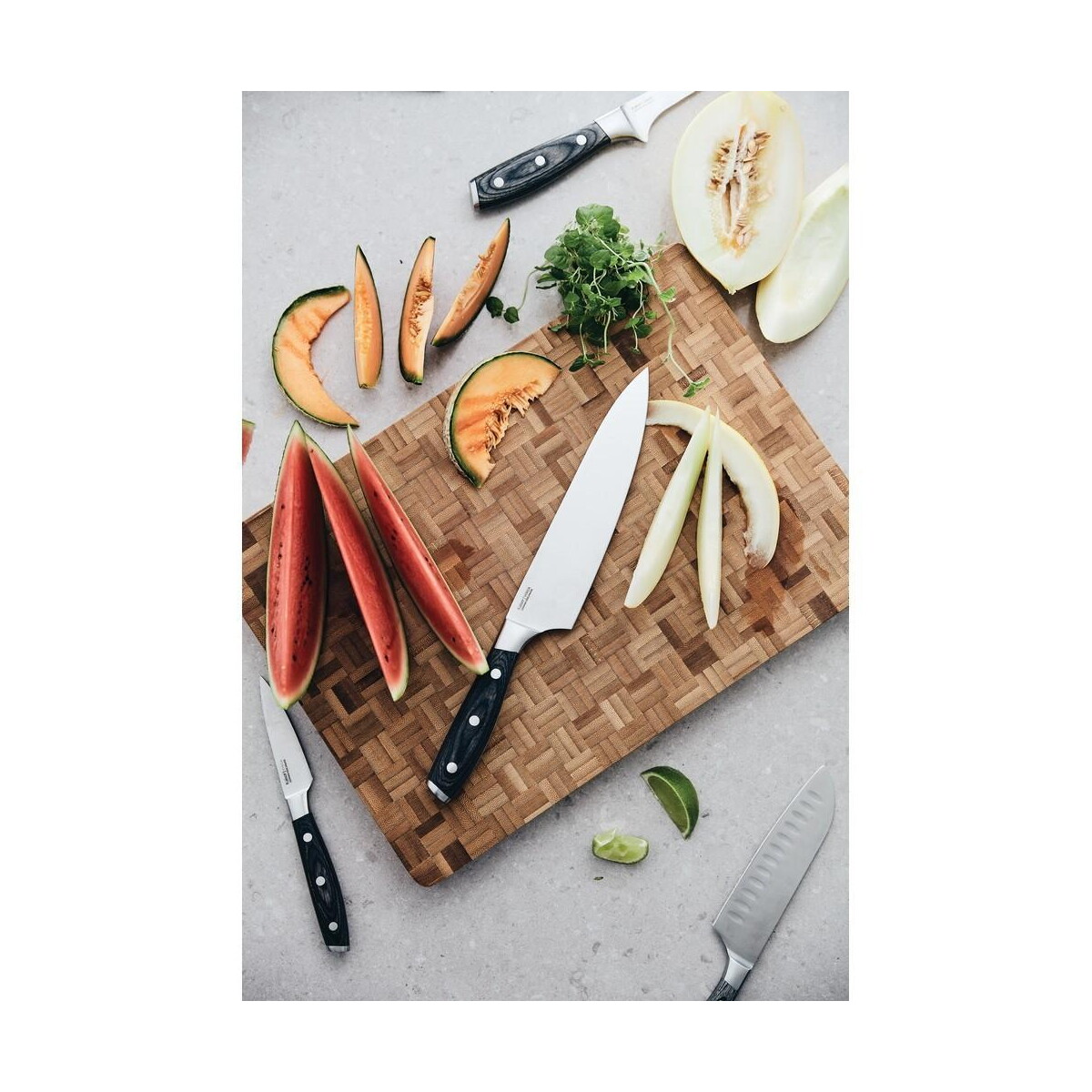 Noże z logo – nóż santoku vinga kaiser VG008-32_1653__M_404 Nóż santoku VINGA Kaiser VG008-32_1653__M_404