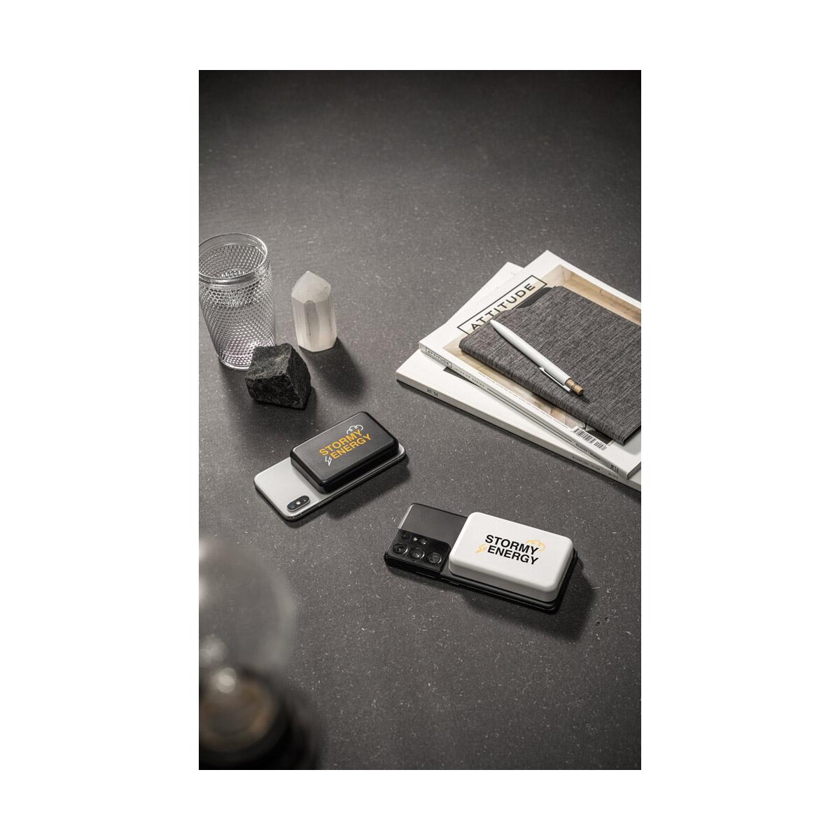 Powerbanki z logo – ampere 10. magnetyczny power bank 10 000 mah z superszybką ładowarką bezprzewodową 15 w wykonany w abs pochodzącego z recyklingu (100% rabs) 97167_amb AMPERE 10. Magnetyczny power bank 10 000 mAh z superszybką ładowarką bezprzewodową 15 W wykonany w ABS pochodzącego z recyklingu (100% rABS) 97167_amb