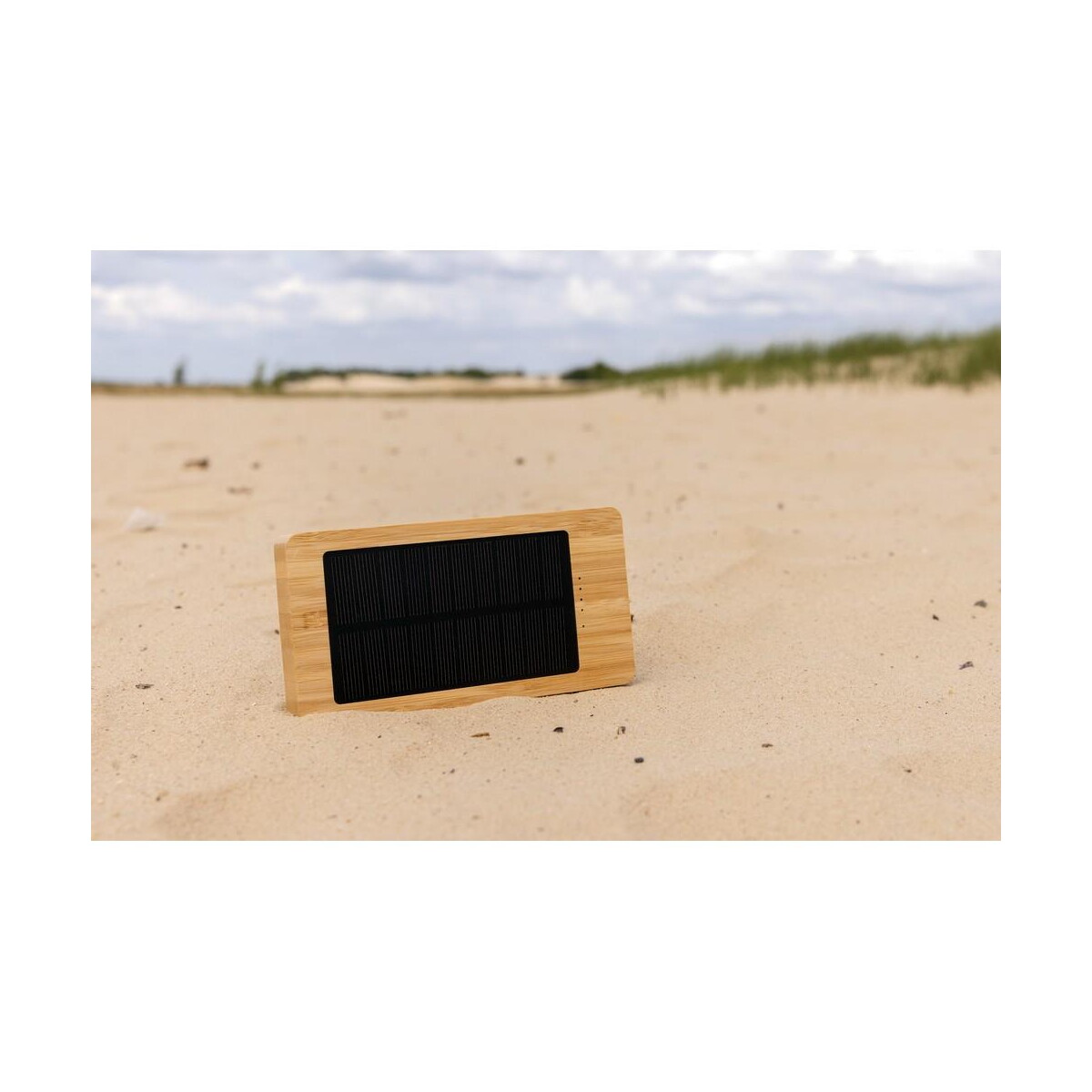 Powerbanki z logo – bambusowy power bank 10000 mah, ładowarka słoneczna P322.399__M_401 Bambusowy power bank 10000 mAh, ładowarka słoneczna P322.399__M_401