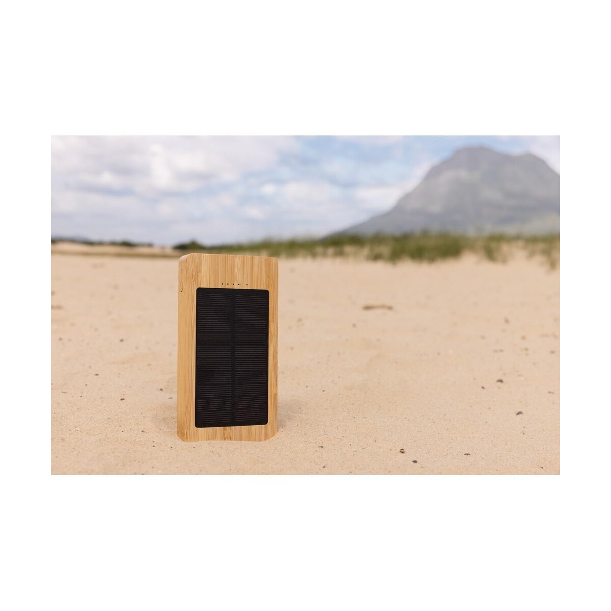 Powerbanki z logo – bambusowy power bank 10000 mah, ładowarka słoneczna P322.399__M_402 Bambusowy power bank 10000 mAh, ładowarka słoneczna P322.399__M_402