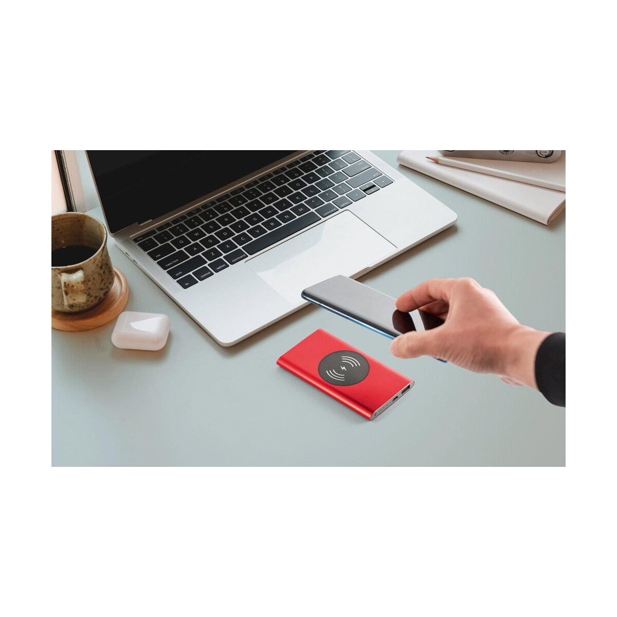 Powerbanki z logo – cassini. power bank 4.000 mah z bezprzewodową ładowarką 5w z aluminium pochodzącego z recyklingu (100% ral) 97078_amb CASSINI. Power bank 4.000 mAh z bezprzewodową ładowarką 5W z aluminium pochodzącego z recyklingu (100% rAL) 97078_amb