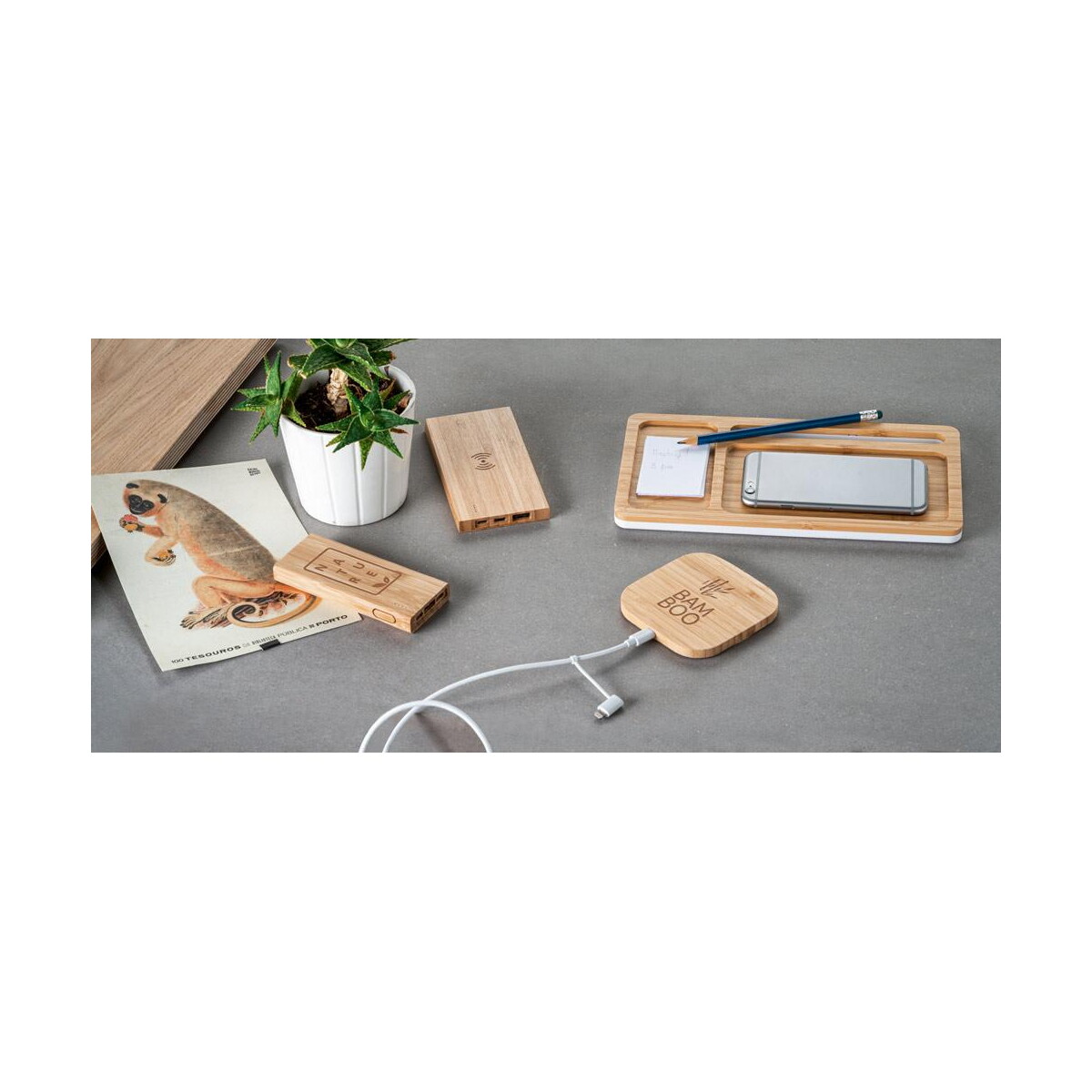 Powerbanki z logo – fitch. power bank 5.000 mah z bezprzewodową ładowarką 5w z bambusową 97909_amb FITCH. Power bank 5.000 mAh z bezprzewodową ładowarką 5W z bambusową 97909_amb