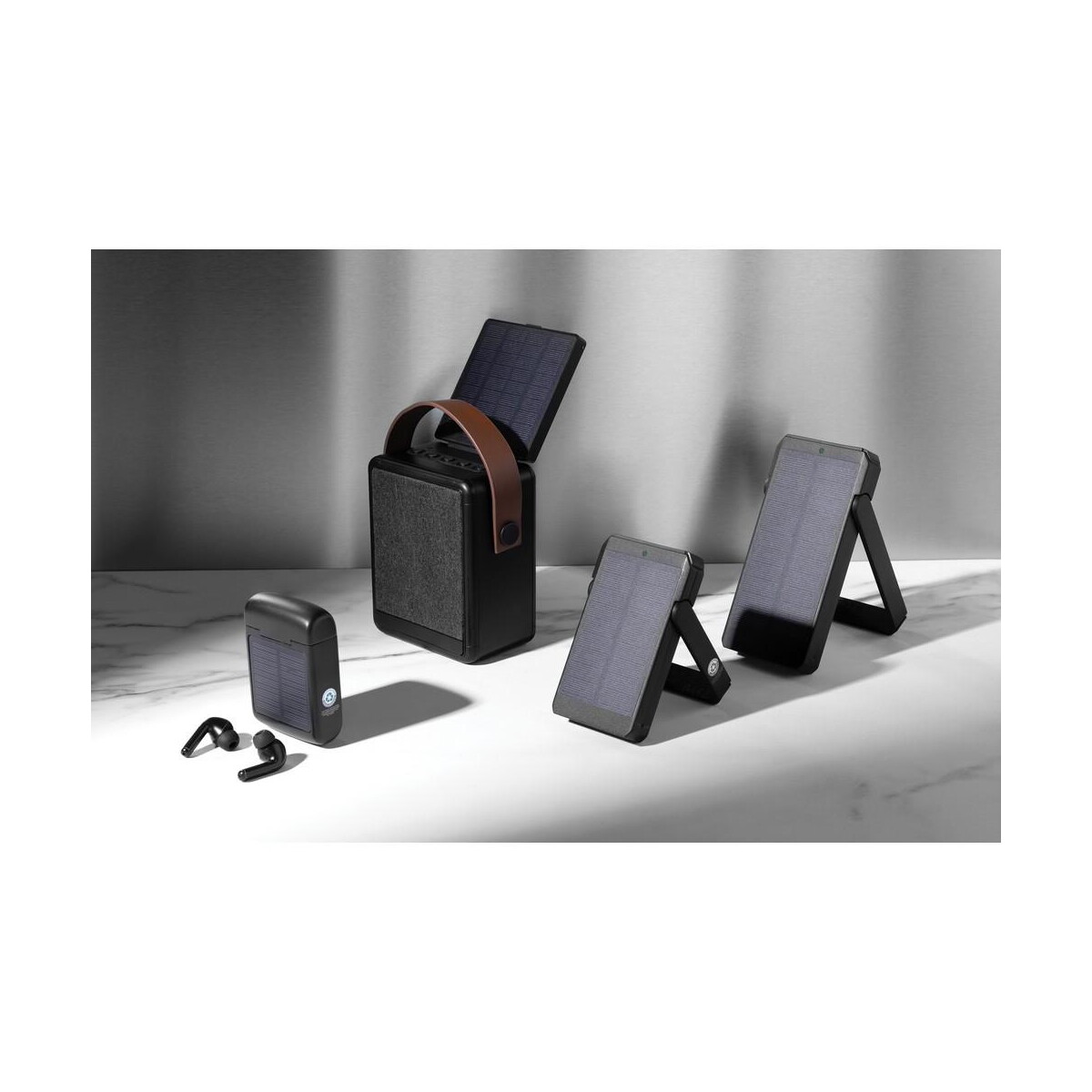 Powerbanki z logo – power bank 10000 mah skywave, ładowarka słoneczna P322.341__M_401 Power bank 10000 mAh Skywave, ładowarka słoneczna P322.341__M_401