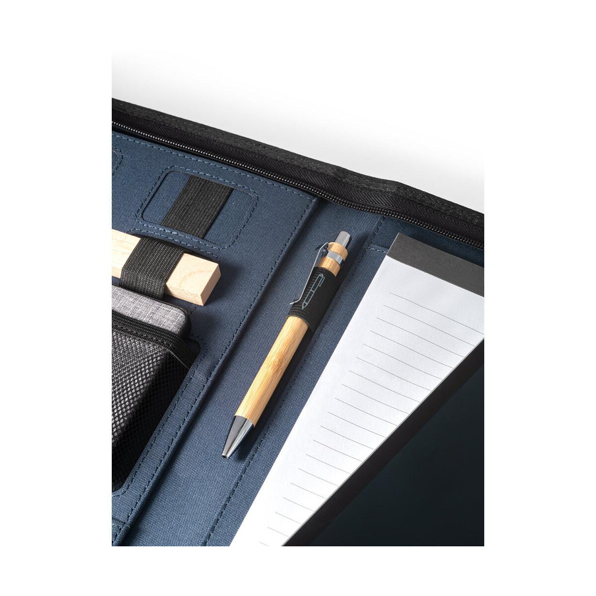 Teczki z logo – emerge folder. teczka a4 poliestru pochodzącego (100% rpet) 300d z zamkiem błyskawicznym 93579_104-e EMERGE FOLDER. Teczka A4 poliestru pochodzącego (100% rPET) 300D z zamkiem błyskawicznym 93579_104-e