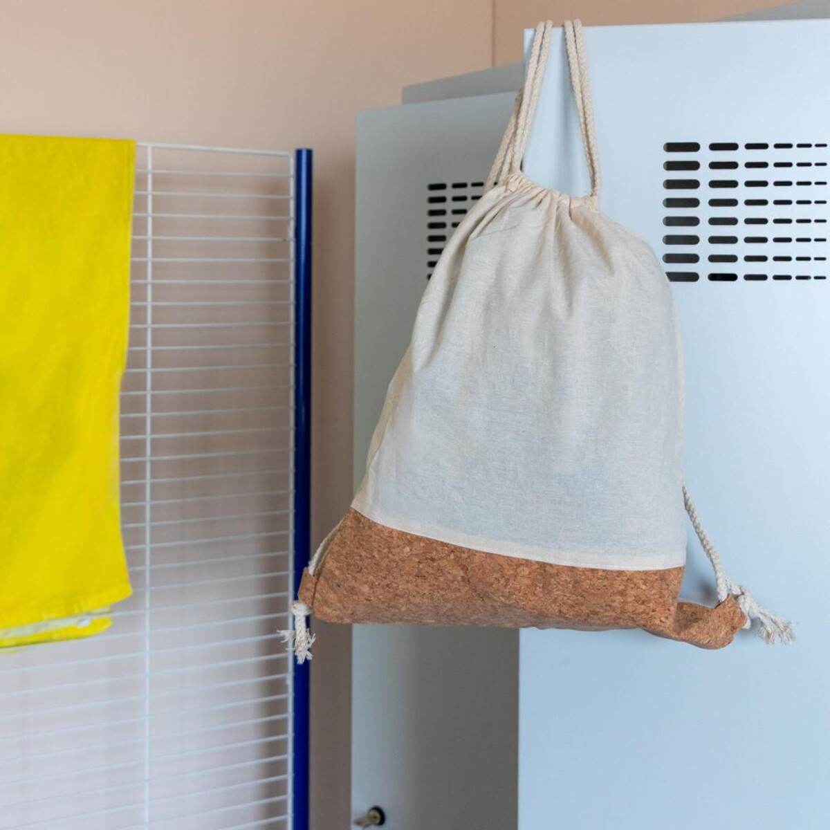 Torby bawełniane z logo – bawełniany worek ze sznurkiem z korkowym elementem | rontay V2246-20_ATM01_03 Bawełniany worek ze sznurkiem z korkowym elementem | Rontay V2246-20_ATM01_03