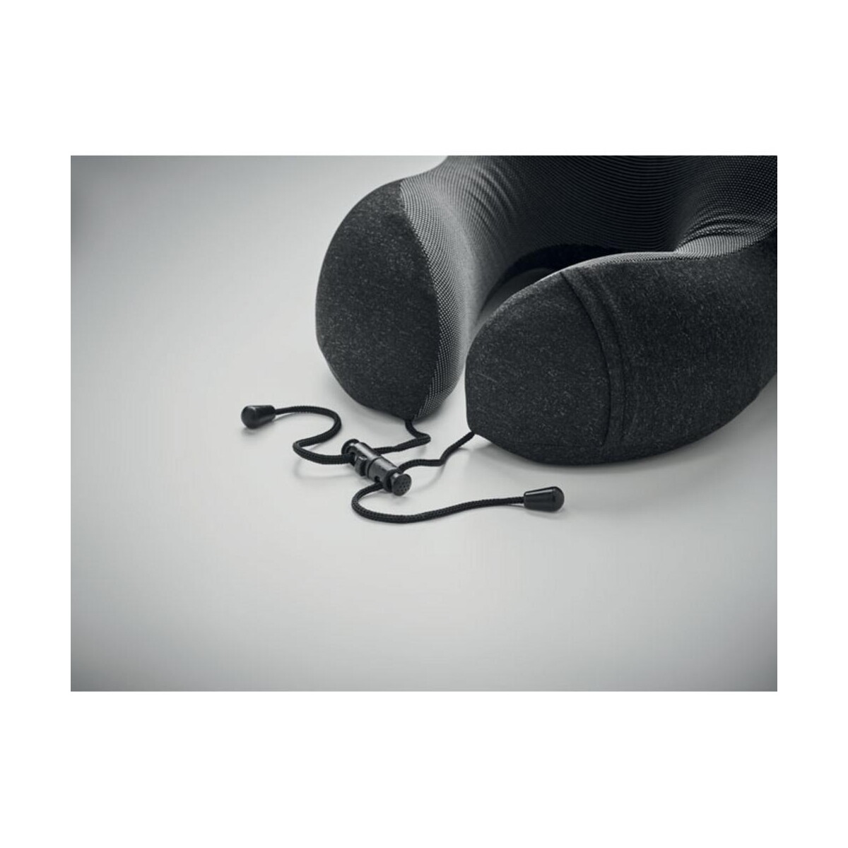 Zagłówki z logo – poduszka podróżna z rpet bantal mo6709-15-detail Poduszka podróżna z RPET BANTAL mo6709-15-detail